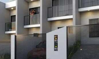 Imagem 2: Sobrado com amplo espaço de terreno nos fundos!