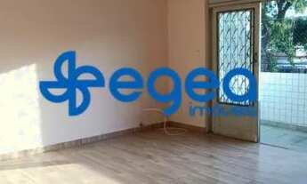 Imagem 3: Santos Vila Mathias Apartamento de Frente com varanda andar baixo 02 dorms. Garagem demarc