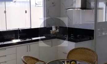 Imagem 3: Excelente casa colonial com 03 quartos, piscina de alvenaria, cozinha gourmet. Cond. Blue