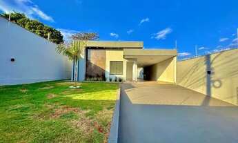 Imagem 2: EXCELENTE CASA COM AMPLO ESPAÇO DE TERRENO E PISCINA