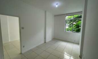 Imagem 2: Apartamento de quarto e sala com piso em porcelanato