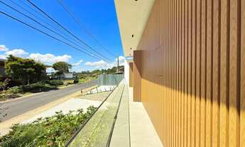 Imagem 5: A casa conta com 434m2 de área construída, mas com um aproveitamento total dos 1.012m2 do