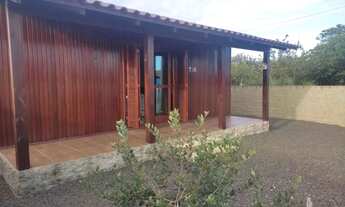 Imagem: Casa com 03 quartos no bairro Golfinhos