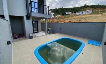 Imagem 4: Sobrado para Venda em Palhoça, São Sebastião, 3 dormitórios, 1 suíte, 2 banheiros, 3 vagas