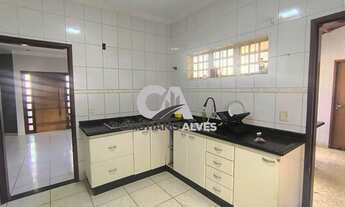 Imagem: Casa usada com piscina de esquina à venda