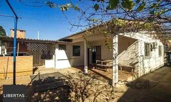 Imagem 3: Casa em Porto Alegre, no bairro Vila Nova, com 6 dormitório(s), e 6 banheiros, à