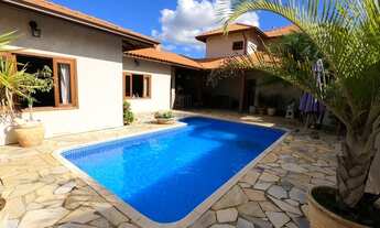 Imagem: Sobrado com suíte e área externa com piscina