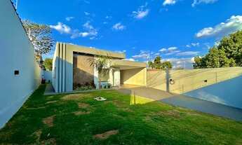 Imagem 4: EXCELENTE CASA COM AMPLO ESPAÇO DE TERRENO E PISCINA