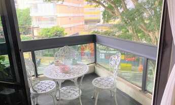 Imagem 4: Apto alto padrão com sala dois ambientes, varanda ampla, piso madeira, repleto de armarios