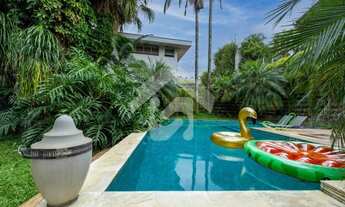 Imagem: Linda casa com piscina e área gourmet