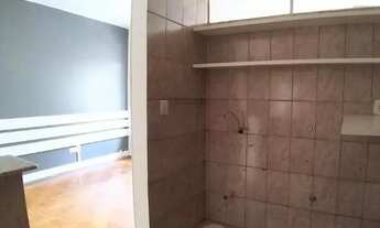 Imagem 2: Ótimo JK na Lima e Silva, Cidade Baixa, cozinha reformada, piso em parquet e bem ventilado