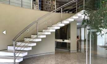 Imagem 4: Casa de condomínio, sobrado, possui 650 metros quadrados com 6 quartos