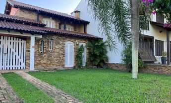 Imagem: Casa com Piscina e Amplo Quintal no Centro