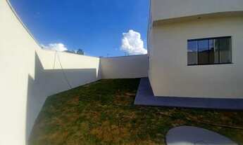 Imagem 2: Casa 2 Quartos de Esquina com 1 suíte, blindex, quintal grande, Preço abaixo do mercado