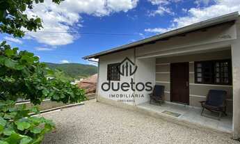 Imagem 4: Casa com três quartos em amplo terreno!