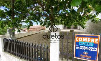 Imagem: Casa com três quartos em amplo terreno!