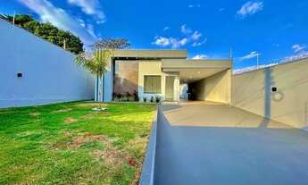 Imagem: EXCELENTE CASA COM AMPLO ESPAÇO DE TERRENO