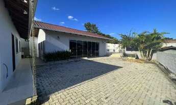 Imagem 5: Casa com piscina e área de festa próxima ao centro