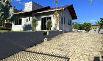 Imagem 3: Casa com piscina e área de festa próxima ao centro