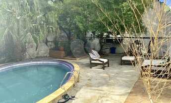 Imagem: Uma casa bem conservada com piscina e muito