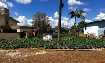 Imagem 2: Terreno Central: Tranquilidade e Potencial de Investimento