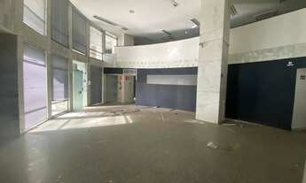 Imagem: Loja com 882m² e 6 vagas de garagem na