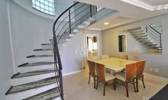 Imagem 7: Casa de Alto Padrão com 3 Suítes, Piscina e Espaço Gourmet em Frente à Praça