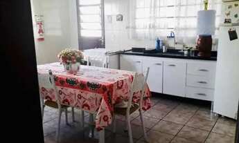 Imagem 5: Imagina um quintal grande, plano e gramado! Casa toda térrea, com cara de interior, à vend