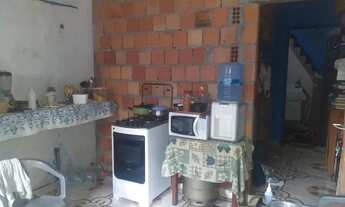 Imagem 2: Casa no Ouro Verde Coroado 3 fica em um beco entra carro normal