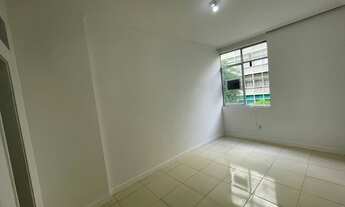 Imagem 4: Apartamento de quarto e sala com piso em porcelanato