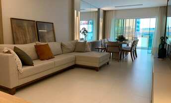 Imagem 2: Lindo apto mobiliado com 3 suítes e 2 vagas de garagem na Meia Praia