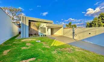 Imagem 3: EXCELENTE CASA COM AMPLO ESPAÇO DE TERRENO E PISCINA