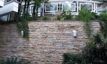 Imagem 2: Casa de condomínio para venda possui 500 metros quadrados com 5 quartos