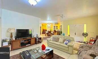 Imagem 5: Casa de esquina com 285m², 3 dormitórios, sendo 1 suites, 4 vagas - amplo pátio