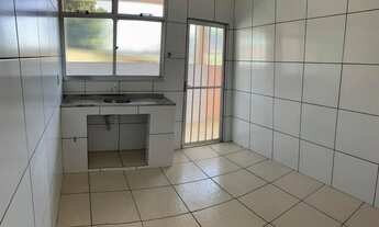 Imagem 7: Casa para aluguel no térreo em pequena vila com 4 casas iguais com cômodos grandes e varan