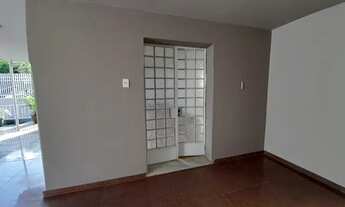 Imagem 5: Casa para aluguel e venda possui 312 metros quadrados com 4 quartos