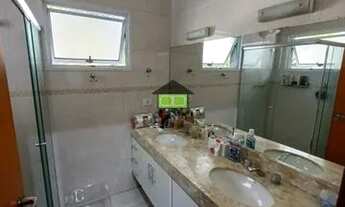 Imagem 2: Casa em condomínio fechado com 3 dormitórios, sendo 1 suíte, clara, com armários, excelent