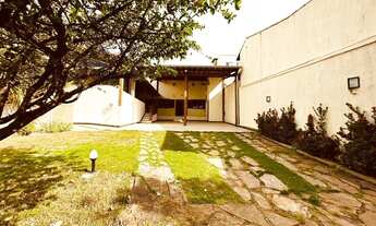 Imagem 4: Casa Colonial com 3 Quartos, Suítes, Amplo Quintal e 6 Vagas no Bairro São João Batista