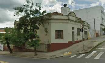Imagem: Antiga casa de esquina com pé direito de