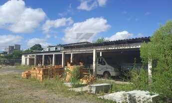 Imagem 3: Prédio comercial com área privativa em torno de 600m², três banheiros e mezanino. Terreno