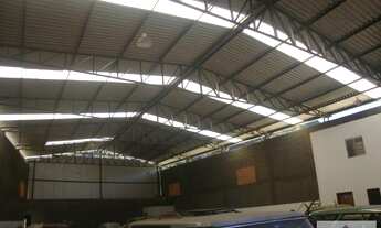 Imagem 2: GGalpão industrial em centro de terreno, a 300 metros, aproximados, do pólo comercial de A