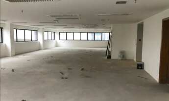 Imagem 3: Sala comercial de 218 m² com 4 vagas de garagem. Piso elevado com carpete, 4 banheiros e a