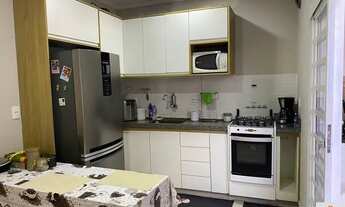 Imagem 6: Este encantador imóvel possui 3 quartos, incluindo uma suíte. Todos os quartos são equipad