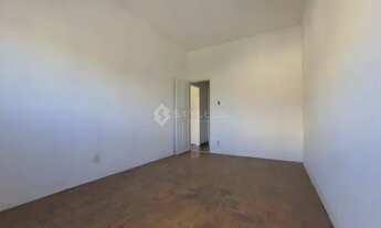 Imagem 3: Amplo apartamento vazio de primeiro andar. Sala, 2 quartos, banheiro social, co