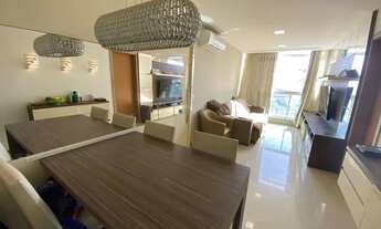 Imagem: Prédio moderno na Praia de Itapuã, dois