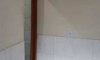 Imagem 4: Quarto espaçoso com banheiro