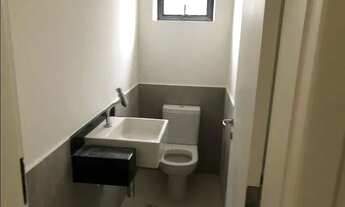 Imagem 5: Sala comercial de 218 m² com 4 vagas de garagem. Piso elevado com carpete, 4 banheiros e a