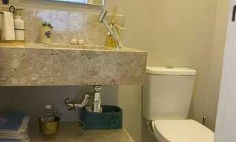 Imagem 5: Este encantador imóvel possui 3 quartos, incluindo uma suíte. Todos os quartos são equipad