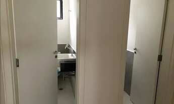 Imagem 4: Sala comercial de 218 m² com 4 vagas de garagem. Piso elevado com carpete, 4 banheiros e a