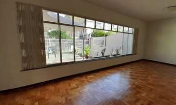 Imagem 6: Casa para aluguel e venda possui 312 metros quadrados com 4 quartos